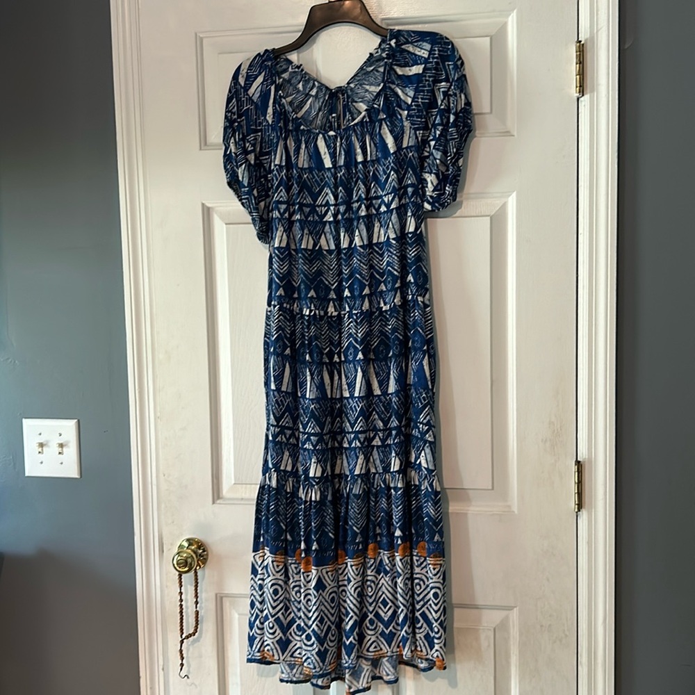 Cute flowy pattern dress with tie back.